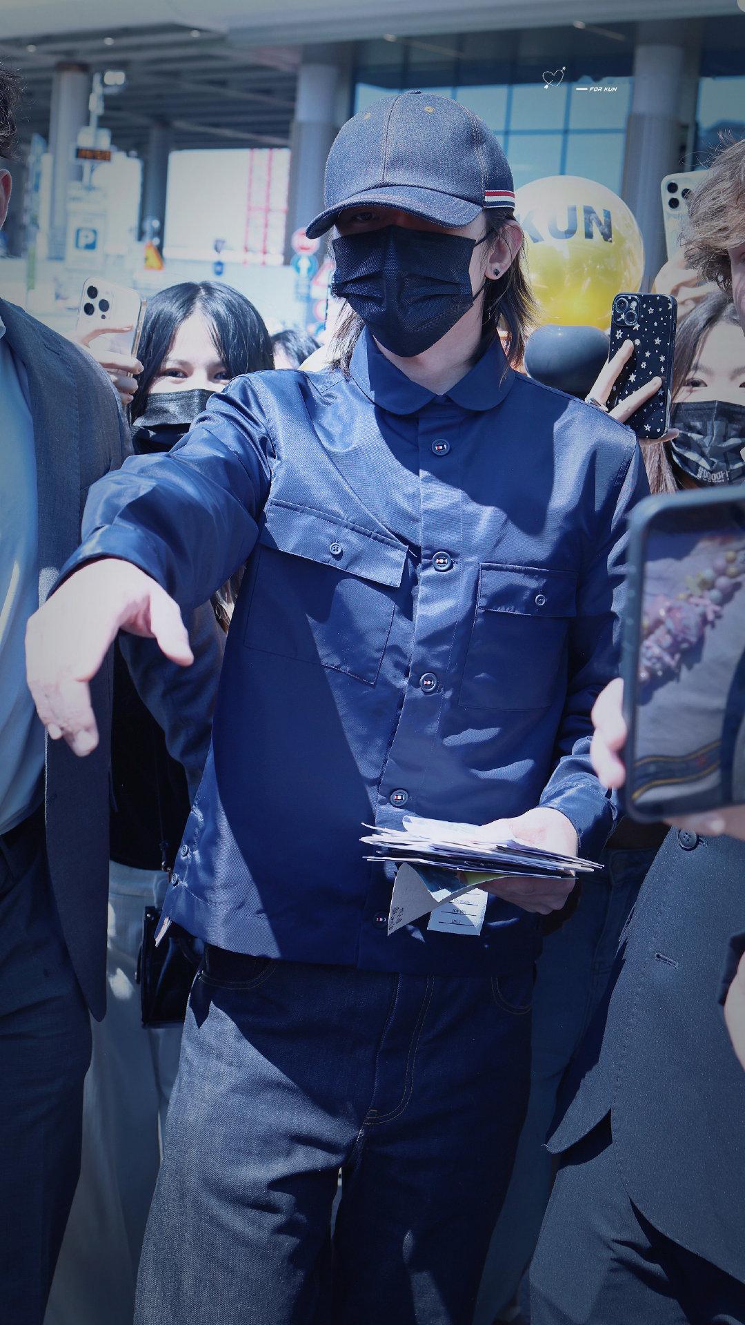 路人遇到蔡徐坤不知道咋整了谁能想到逛街打卡能偶遇蔡徐坤！迎面撞上本人瞬间大脑宕机