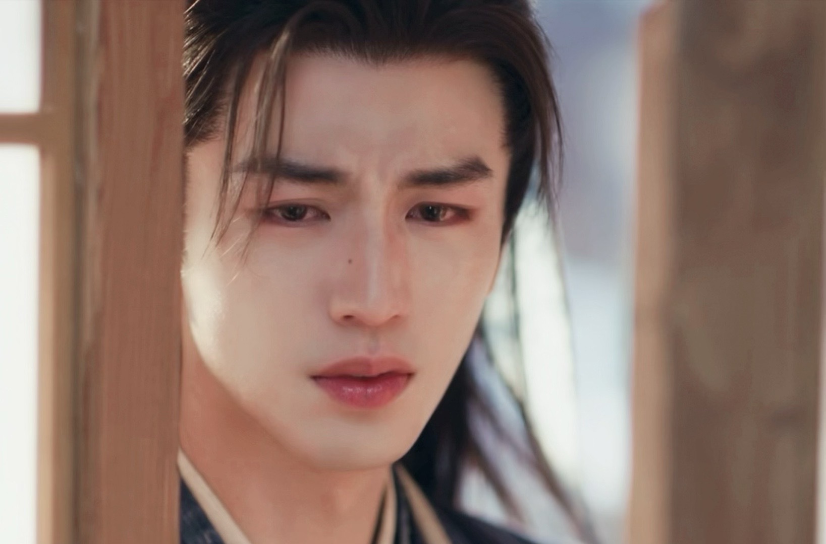 虽然很悲伤，但是对不起镜头一转真被谢征美到了🥹眼眶含泪、眉心微皱，好有破碎感逐