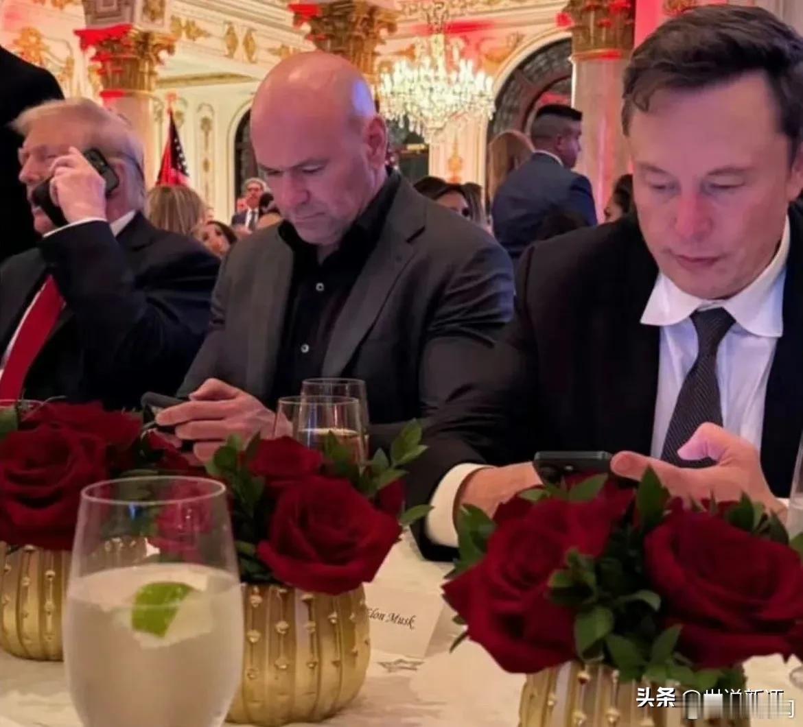 川普用的手机是iPhone，戴了手机壳，马斯克用的也是iPhone，但没戴壳。