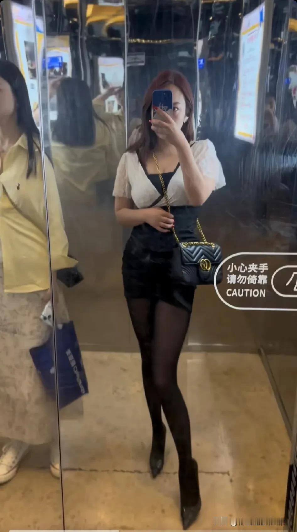 经常在电梯里遇到举着手机自拍的，她们到底在干嘛呀？[抠鼻]