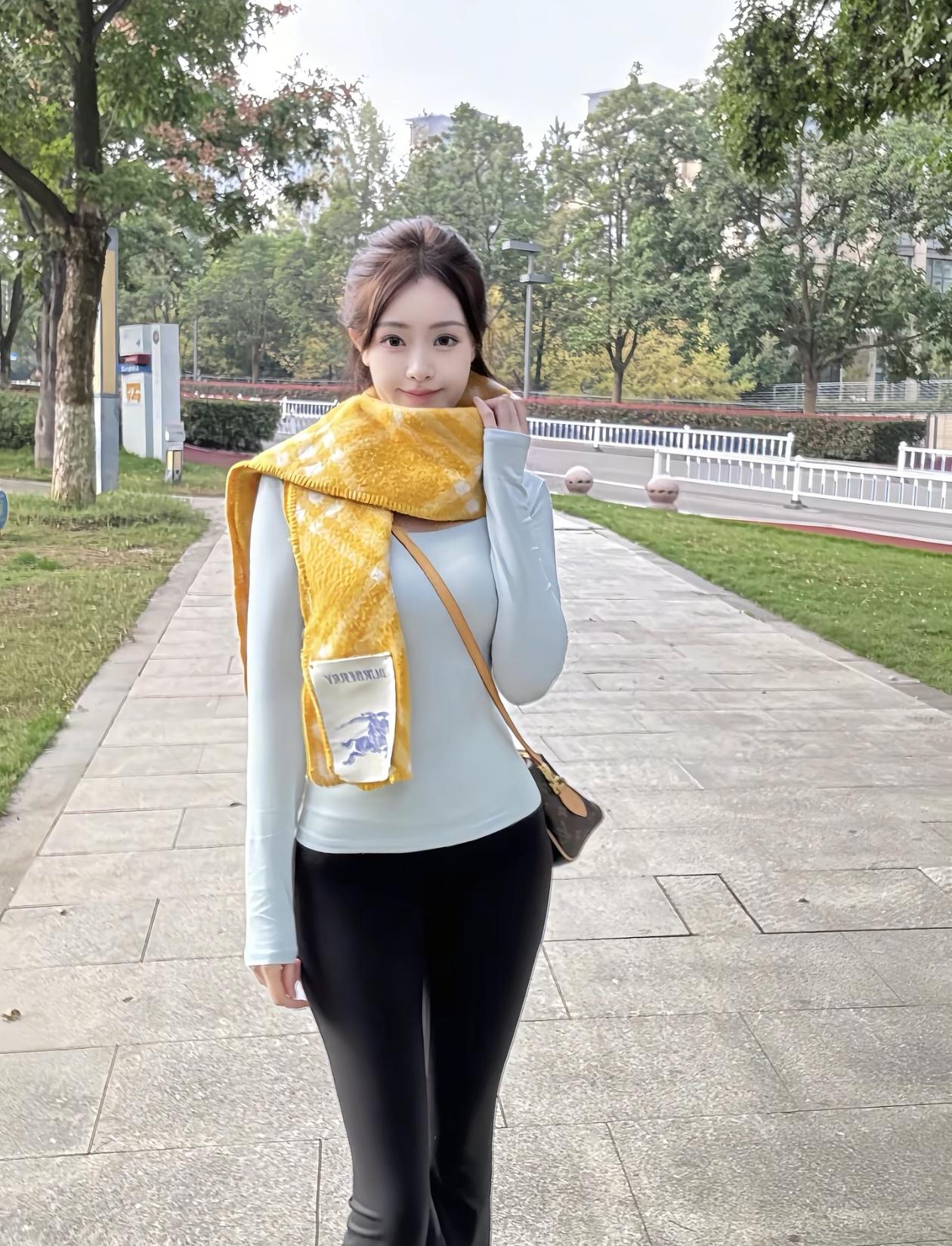 秋日穿搭指南：暖黄色围巾搭配浅蓝色上衣，时尚又保暖！🍂👗👖