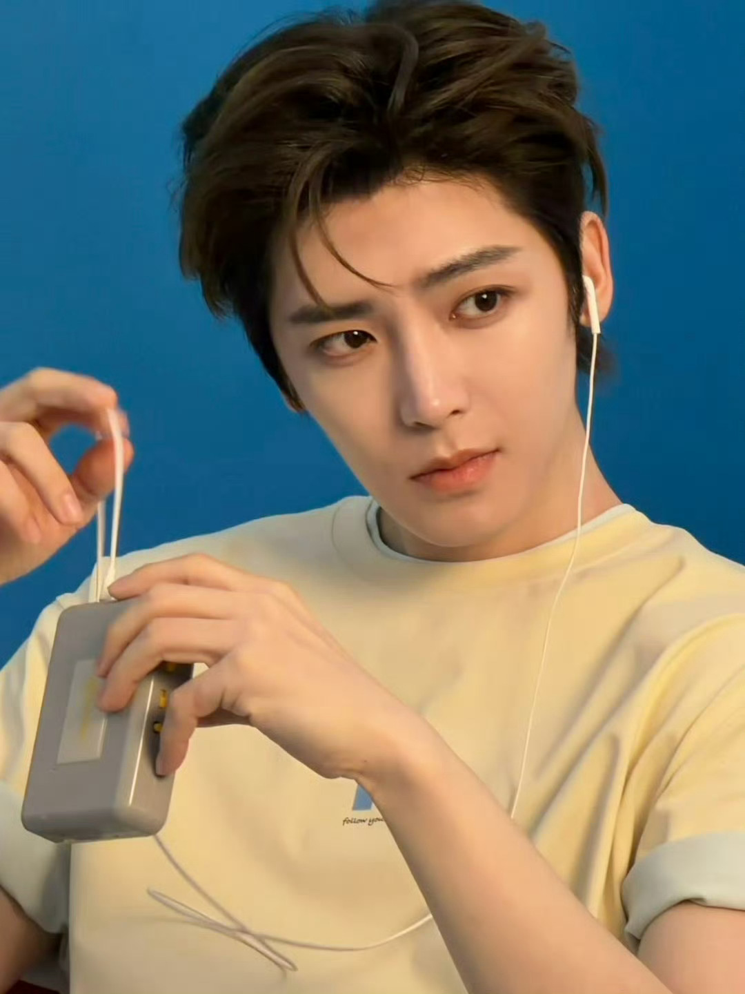 像侯明昊这样的真帅哥拍起live图来就是这么轻松出片。 