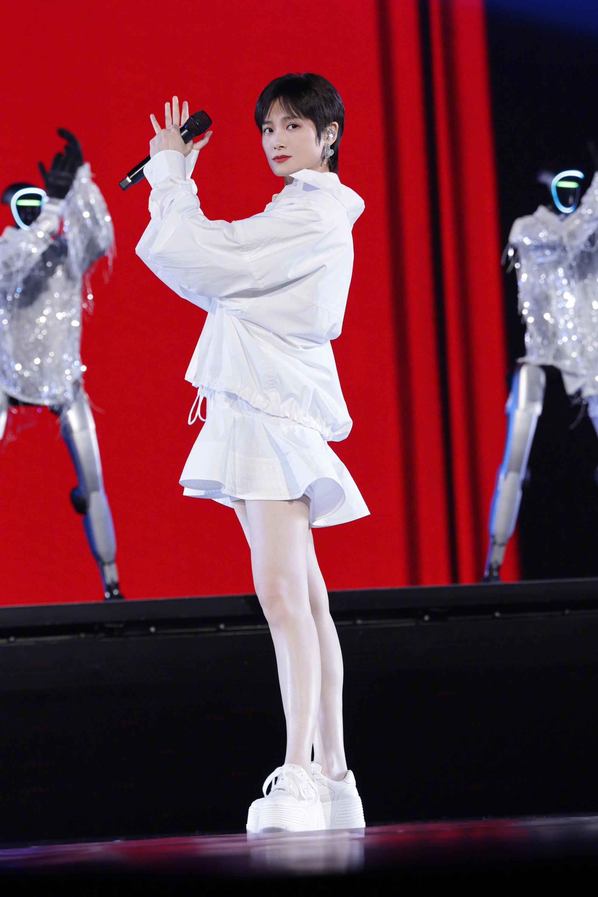 李宇春山东卫视春晚造型，白色套装活力青春，来看大长腿马年春晚倒计时1天