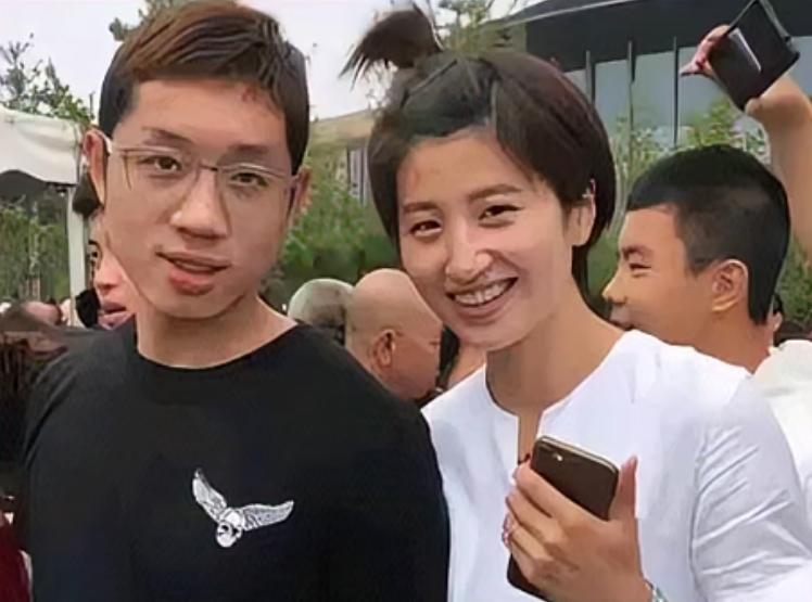 许昕老婆
姚彦家庭背景特强大
许昕和姚彦英国游照片刷屏，
儿女双全夫妻恩爱妥妥人
