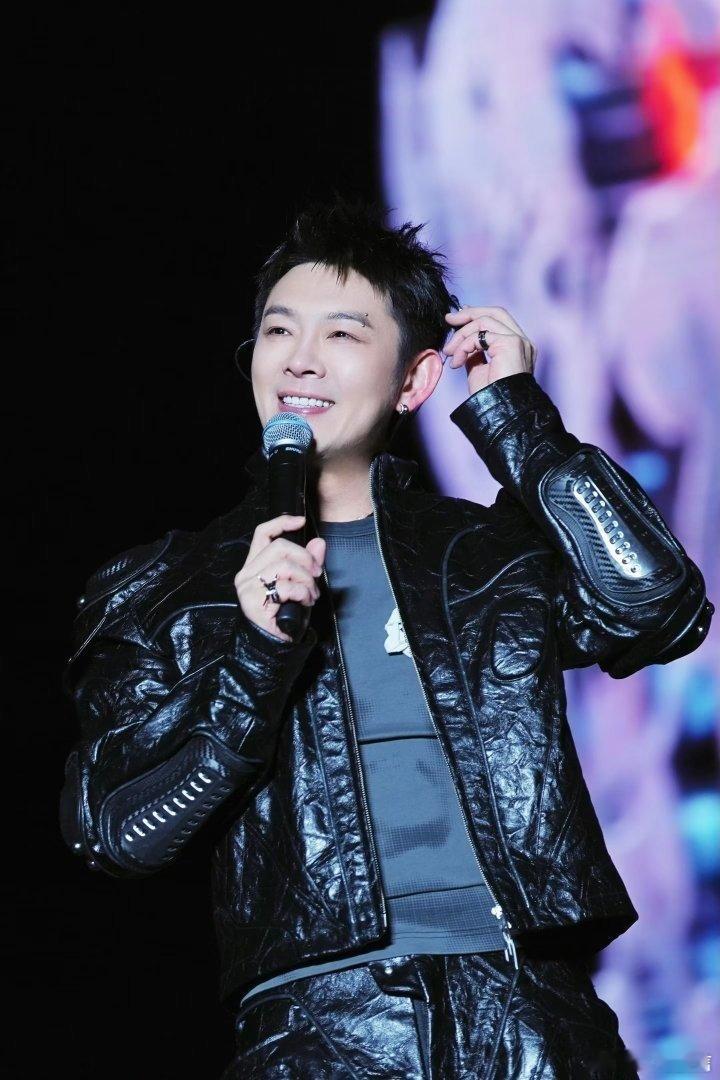 老舅的歌自带燃点！一开口舞台直接升温，全场跟着摇摆！ 