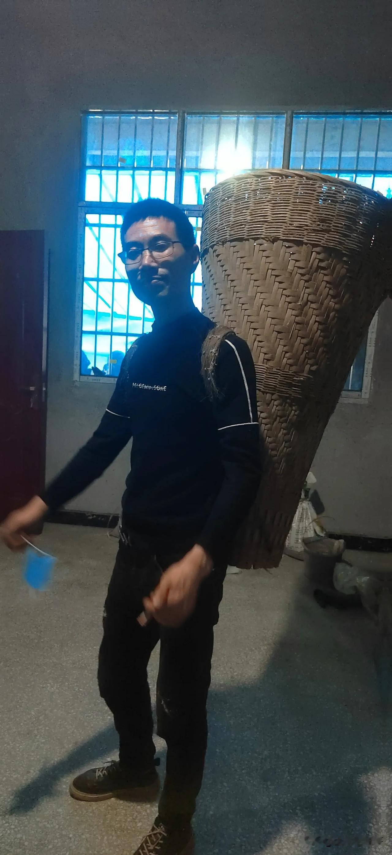 “吃苦耐劳”这词儿，原本该是闪闪发光的褒奖，可在某些偏见的滤镜下，摇身一变成了个