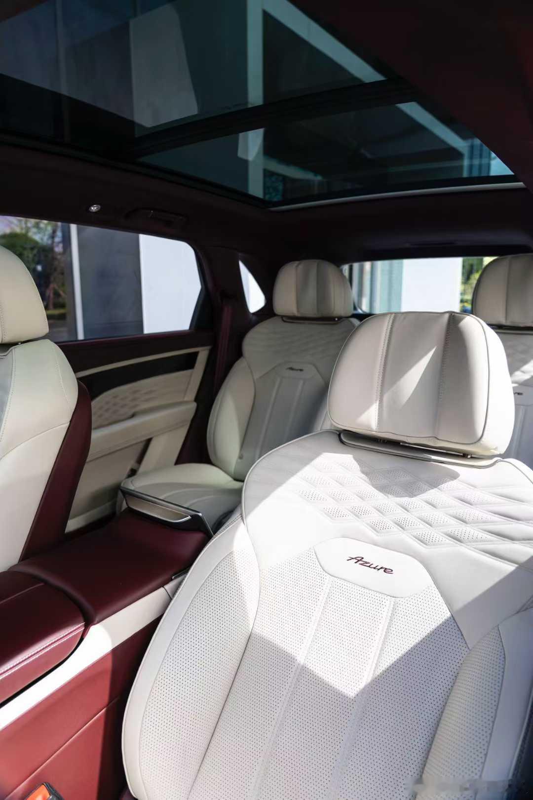 宾利添越  V8 长轴距雅度版 寻伯乐，2024年4月上牌，1.60万公里 ​​