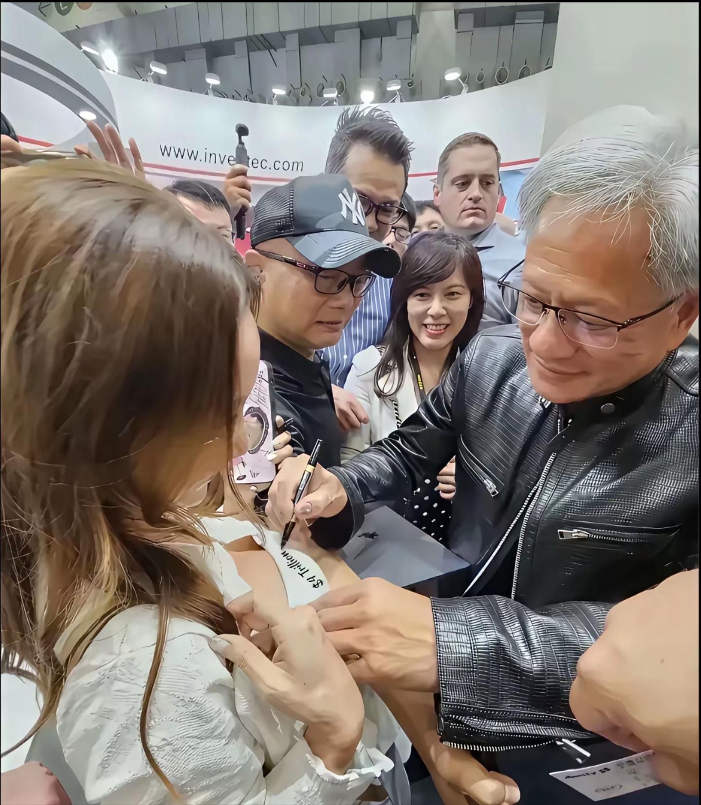 老黄：我可是为了美国鞠躬尽瘁了，但是带不动啊，都是一群蠢猪，废物黄仁勋预言的灾难
