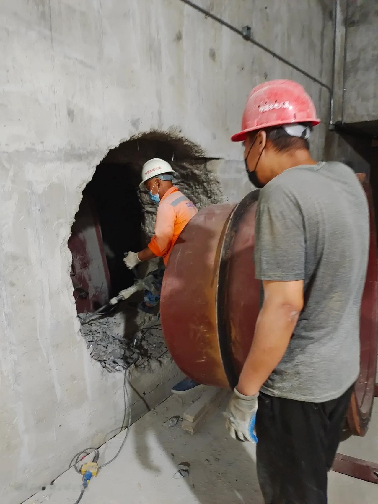 混凝土打洞，德国人花那么多钱，唉，我们这儿的价格才1000多块钱呢，差距真是大呀