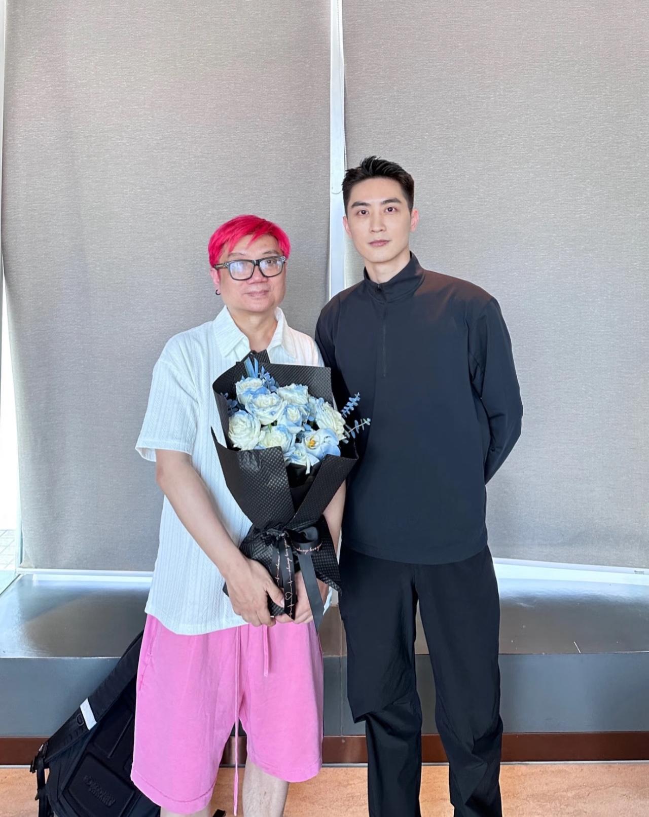 终于知道程青松身边这个帅气男子的身份了，

看他笔直的身材，

大家应该都猜到了