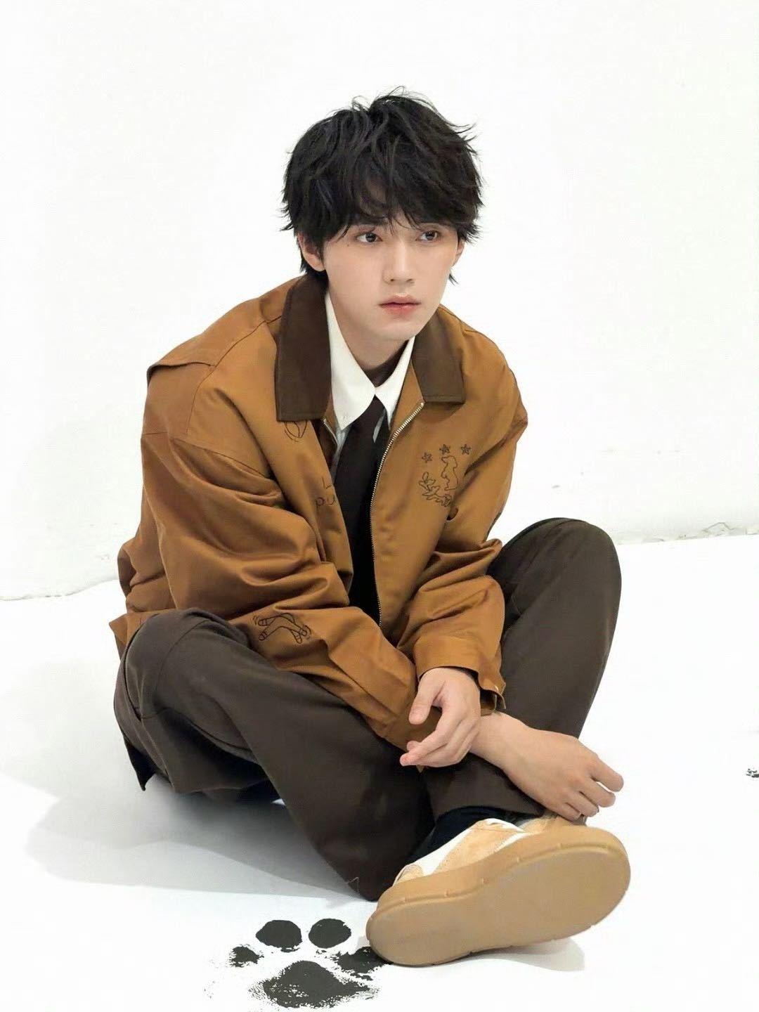 周翊然卷毛小狗周翊然直播 救命！周翊然卷毛造型就是可爱小狗本狗，这萌度谁都扛不住