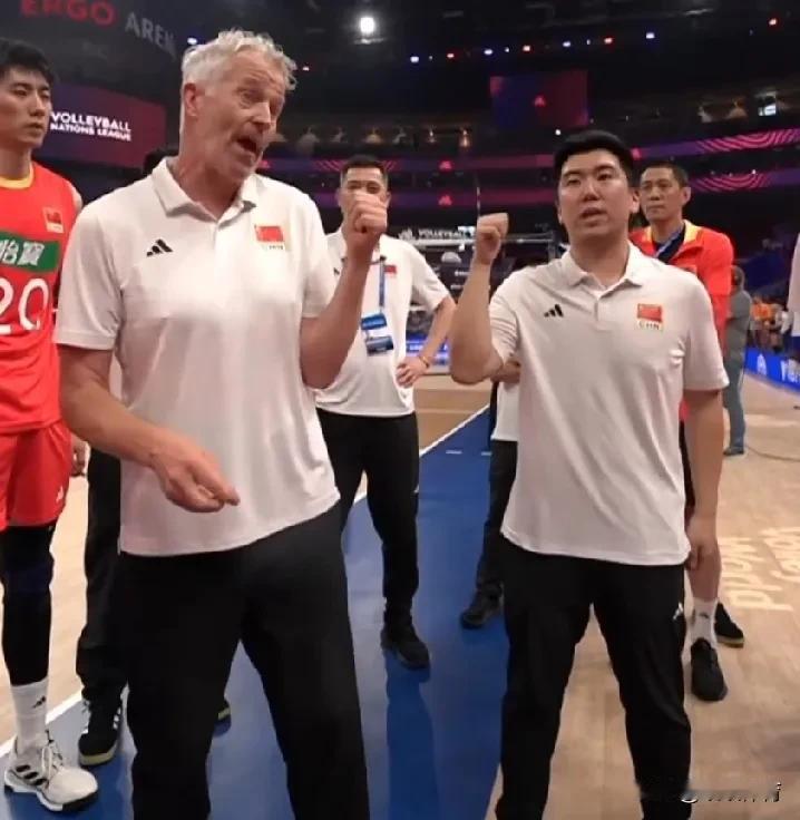 【赛后最激动的人，他是中国男排海宁教练的翻译庞新杰】
中国男排战胜古巴队之后，头