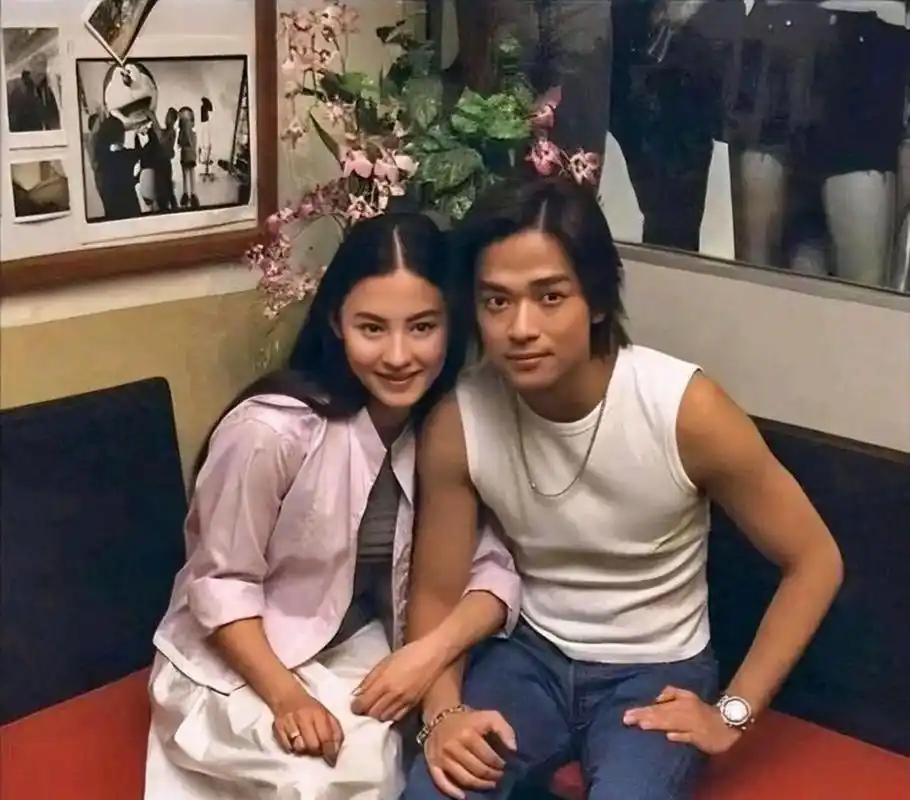 1999年，张柏芝与陈晓东恋爱了。

两人花900万买了栋豪宅，住在一起不到一年