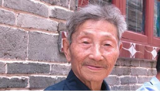 1979年 ，一位老人为了证明自己是老红军，不顾危险在北京拦下一辆军官的车，眼看