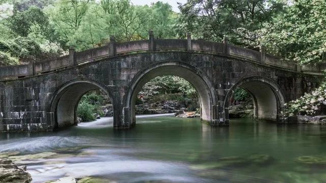 留春令 · 淮南道中

作者：高观国

断霞低映，小桥流水，一川平远。柳影人家起