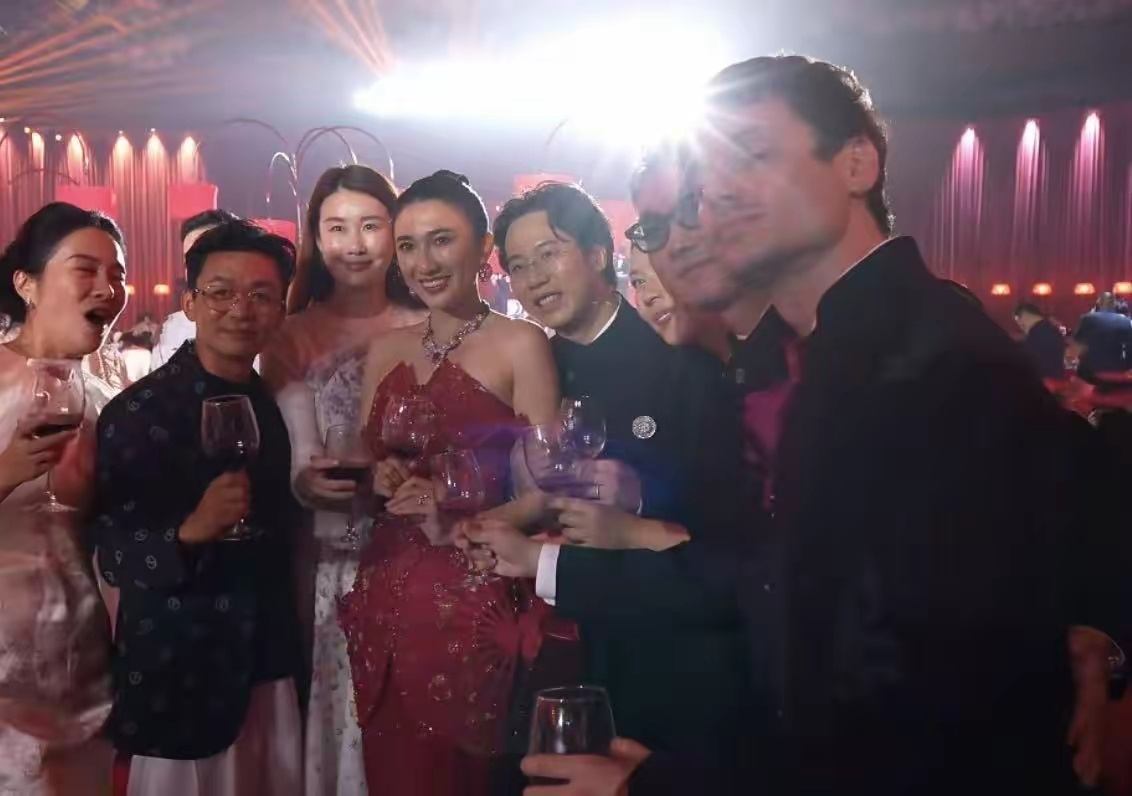 王宝强携女友冯倩回青岛参加好友婚礼，两人已经在一起好多年了，感情是真的好稳定 