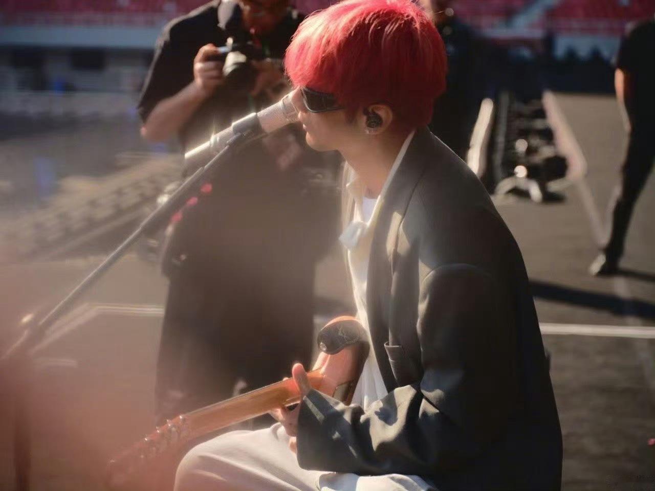 原来李荣浩是巴掌脸 李荣浩的巴掌脸也太抢镜了吧！小脸搭配完美比例，镜头对他真是偏