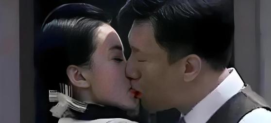 [微风]2008年《潜伏》开拍，沈傲君和孙红雷拍完吻戏后，她悄悄地对导演说：我给