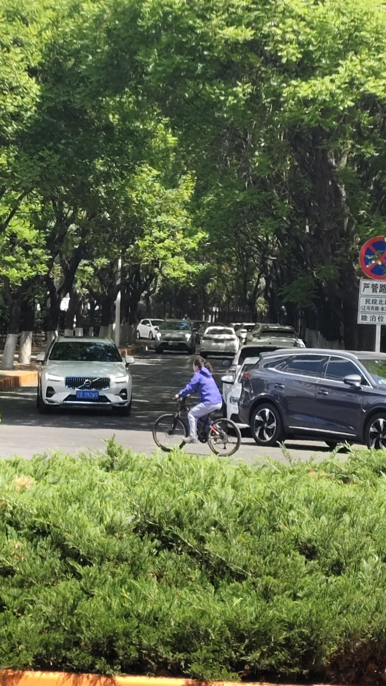 说实话没有用的人，穷事事的玩意没事你别随便请他吃饭，请完了回头就不知道怎么蛐蛐你