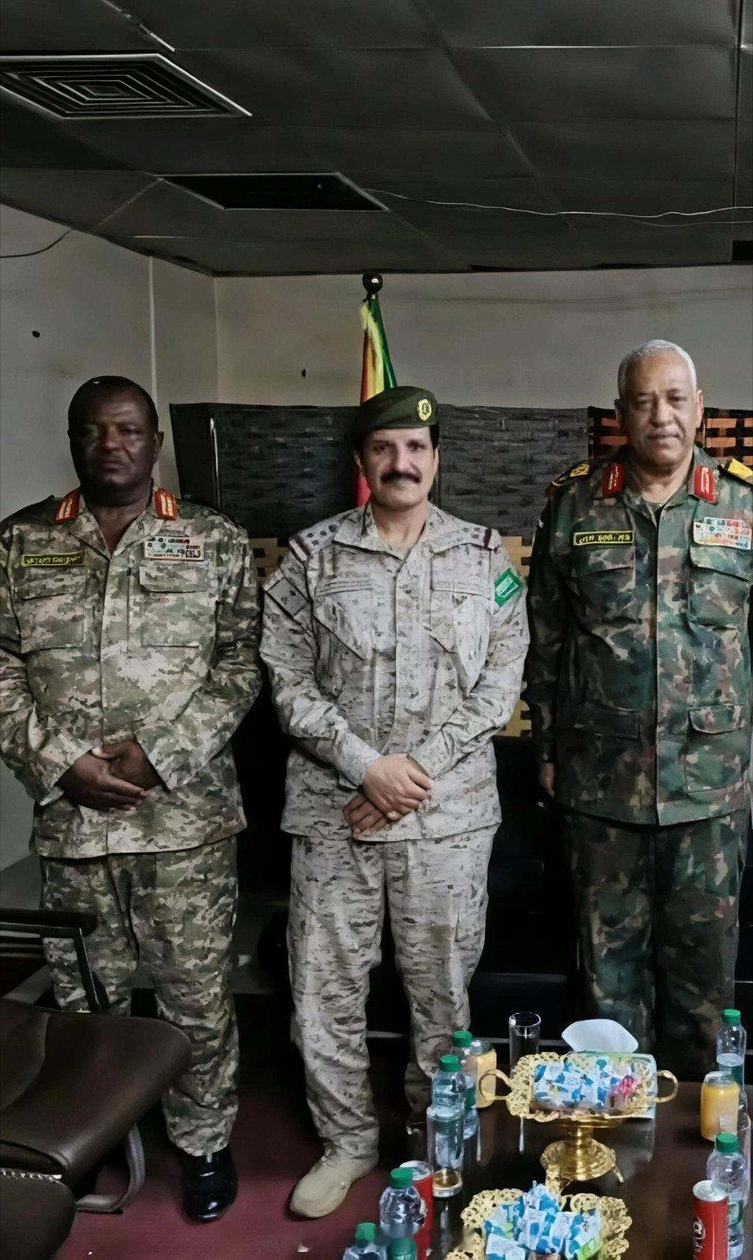 沙特阿拉伯驻苏丹大使馆武官与苏丹政府军高层在苏军总司令部合影，这是布尔汉军政府重