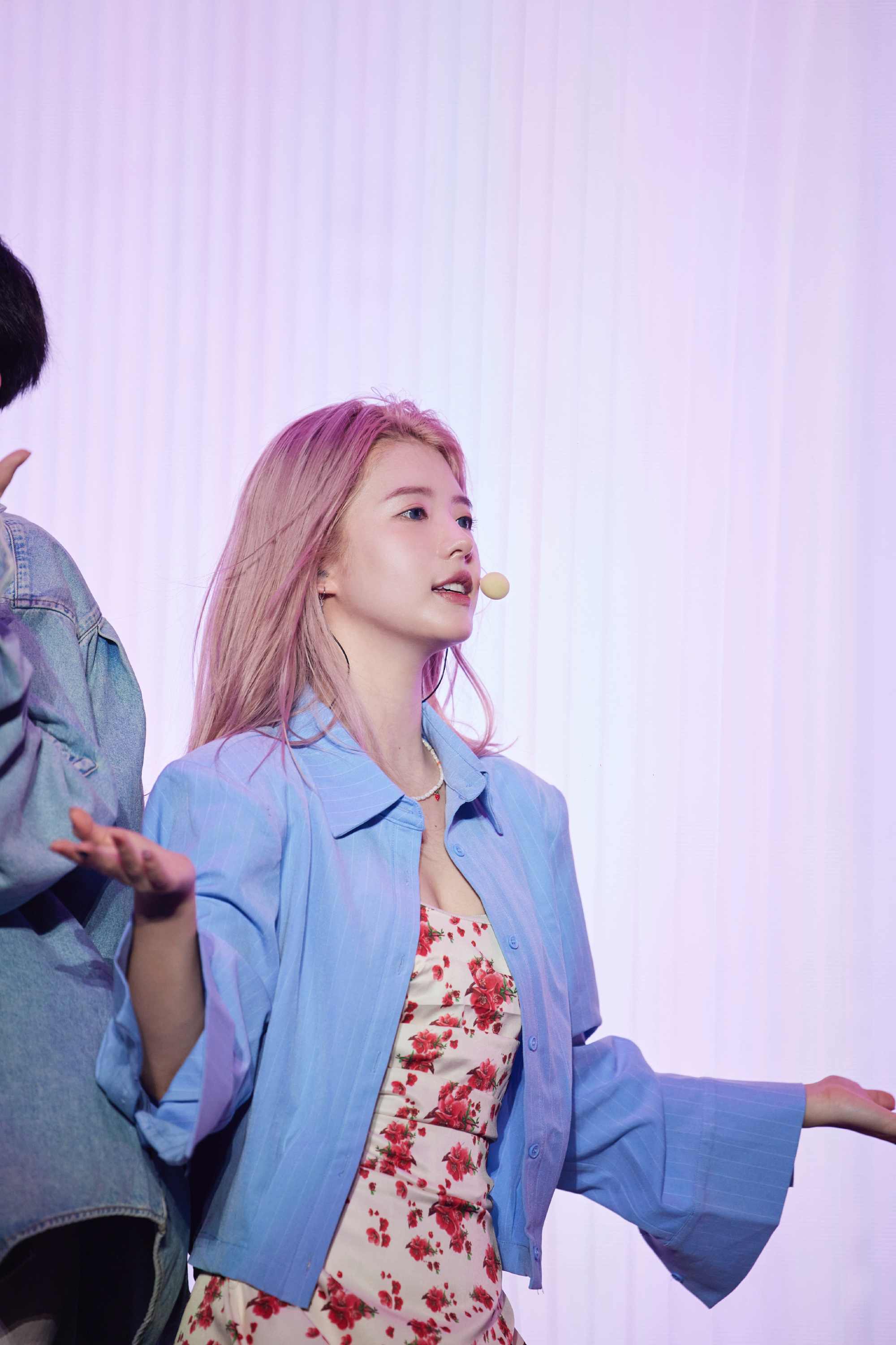 #何蓝逗 乐华害我# 何蓝逗cos佟湘玉，一出场感觉自带佟掌柜声音~[笑cry]