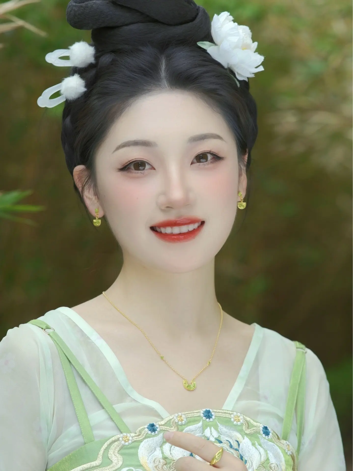 连雨不知春去，一晴方觉醒夏深。