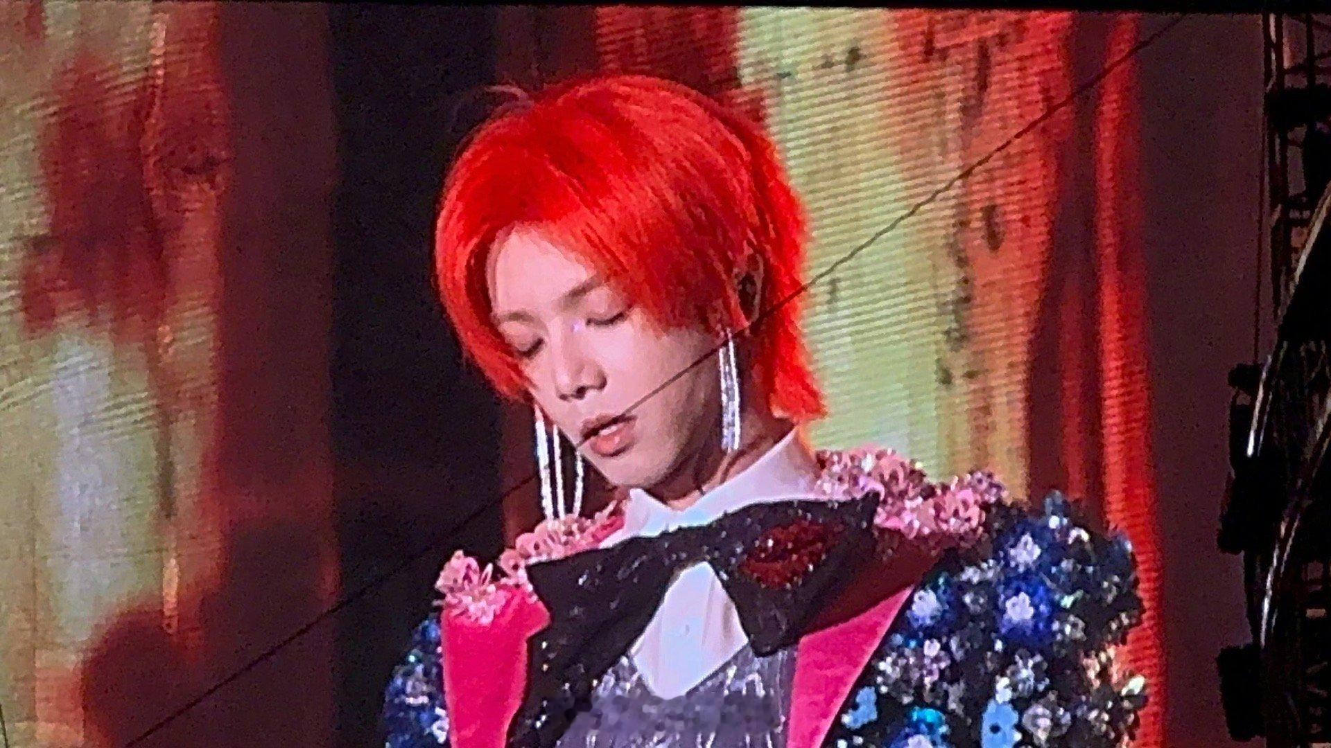 华晨宇红发冷脸帅成这样 佛山演唱会美貌值直线上升中！今晚开场就被晨宇的新造型魅到