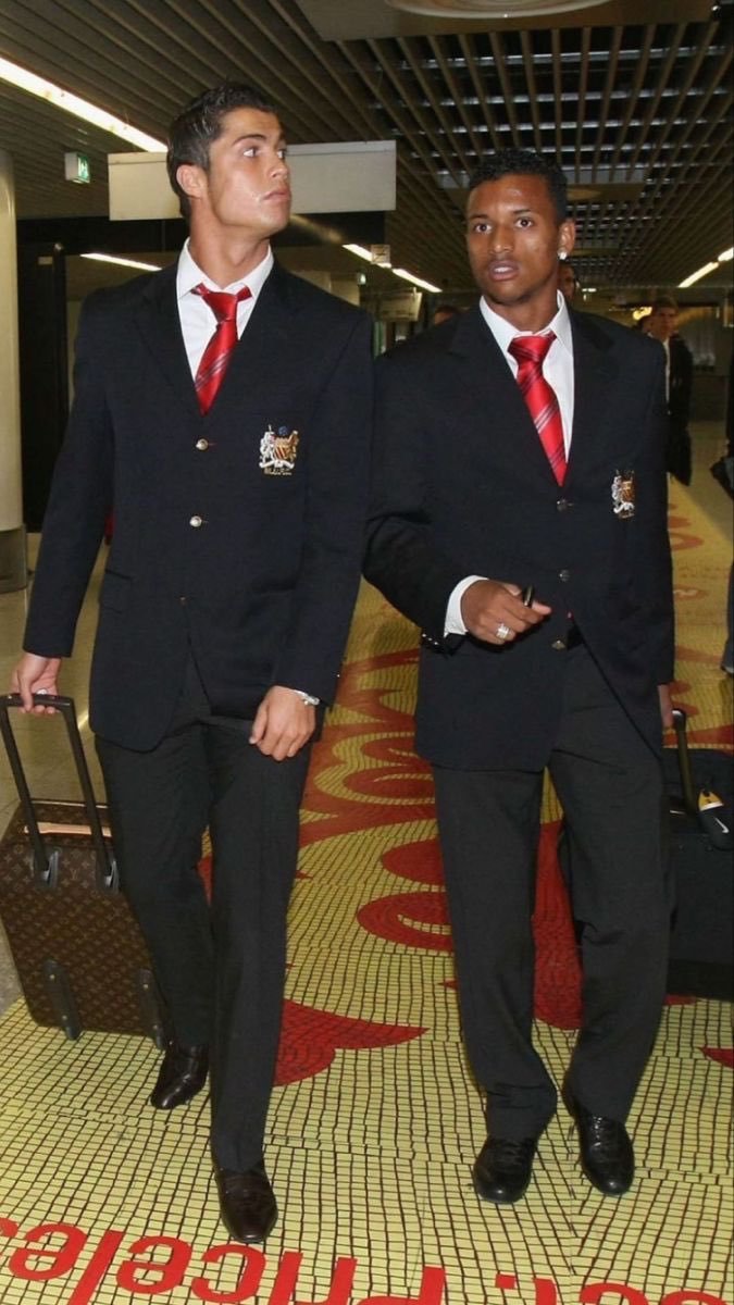 C罗[超话]和c罗一起siu到最后曼联 📷🖤🖤 ​​​