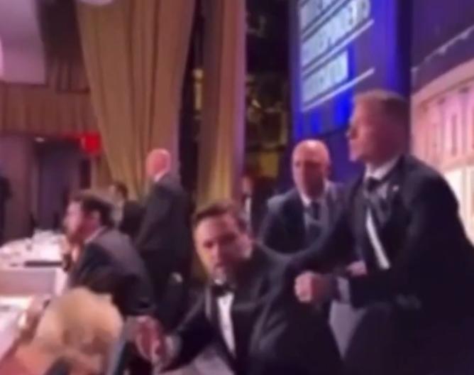 白宫晚宴枪响之后，副总统万斯居然先跑了，关键时刻也不招呼特朗普一声。

据现场目