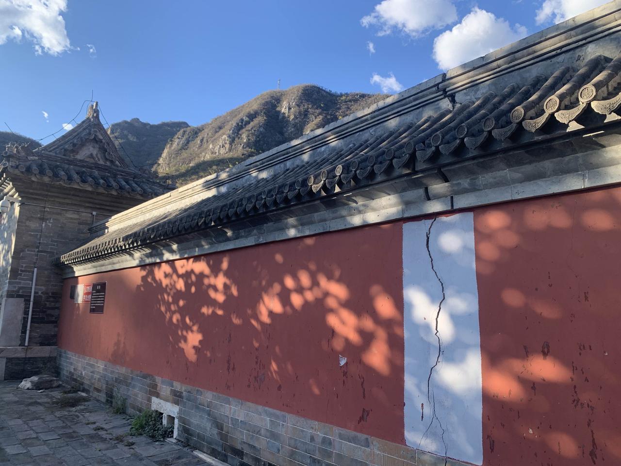 看红叶不要来房山灵鹫禅寺了，红叶只有散落几丛，有些自媒体乱说，有的还收费组队，光