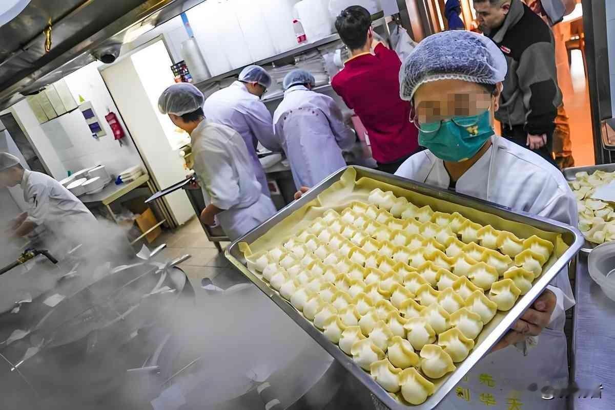 这事儿让我想起一种小时候玩的把戏。
你把一只蚂蚁放在纸上，拿圆珠笔在它周围画个圈