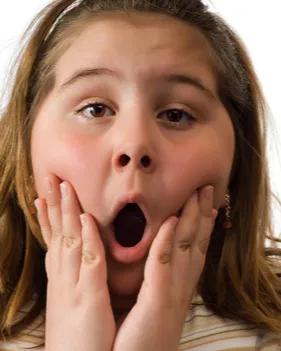 冷笑话：外国人看到中国潮汕人，把削好的甘蔗推进机器绞榨，甘蔗汁从另一边流进杯子，