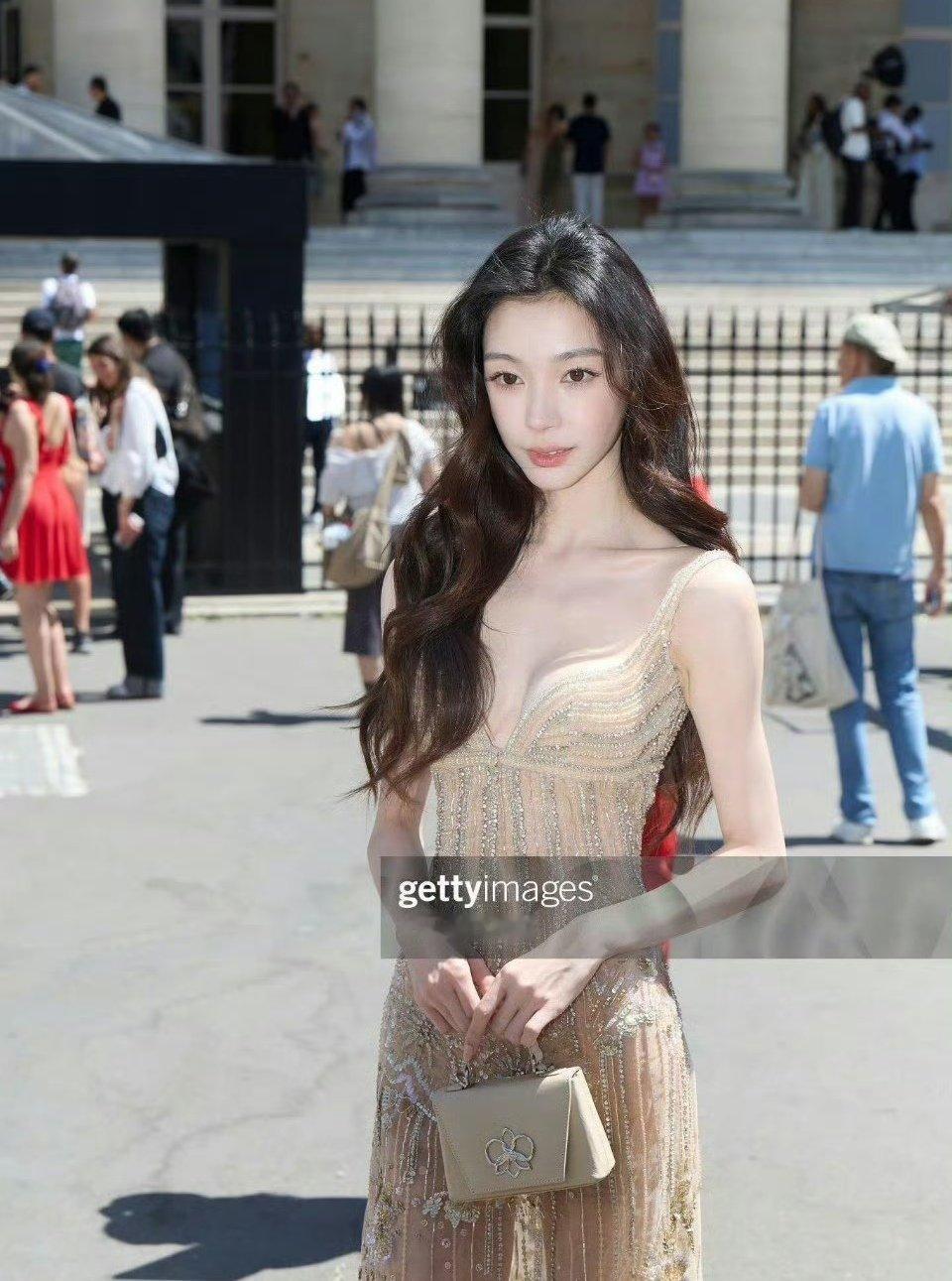 易梦玲巴黎高定周第二套造型易梦玲巴黎高定周G社生图 这组G社生图直接杀疯！易梦玲