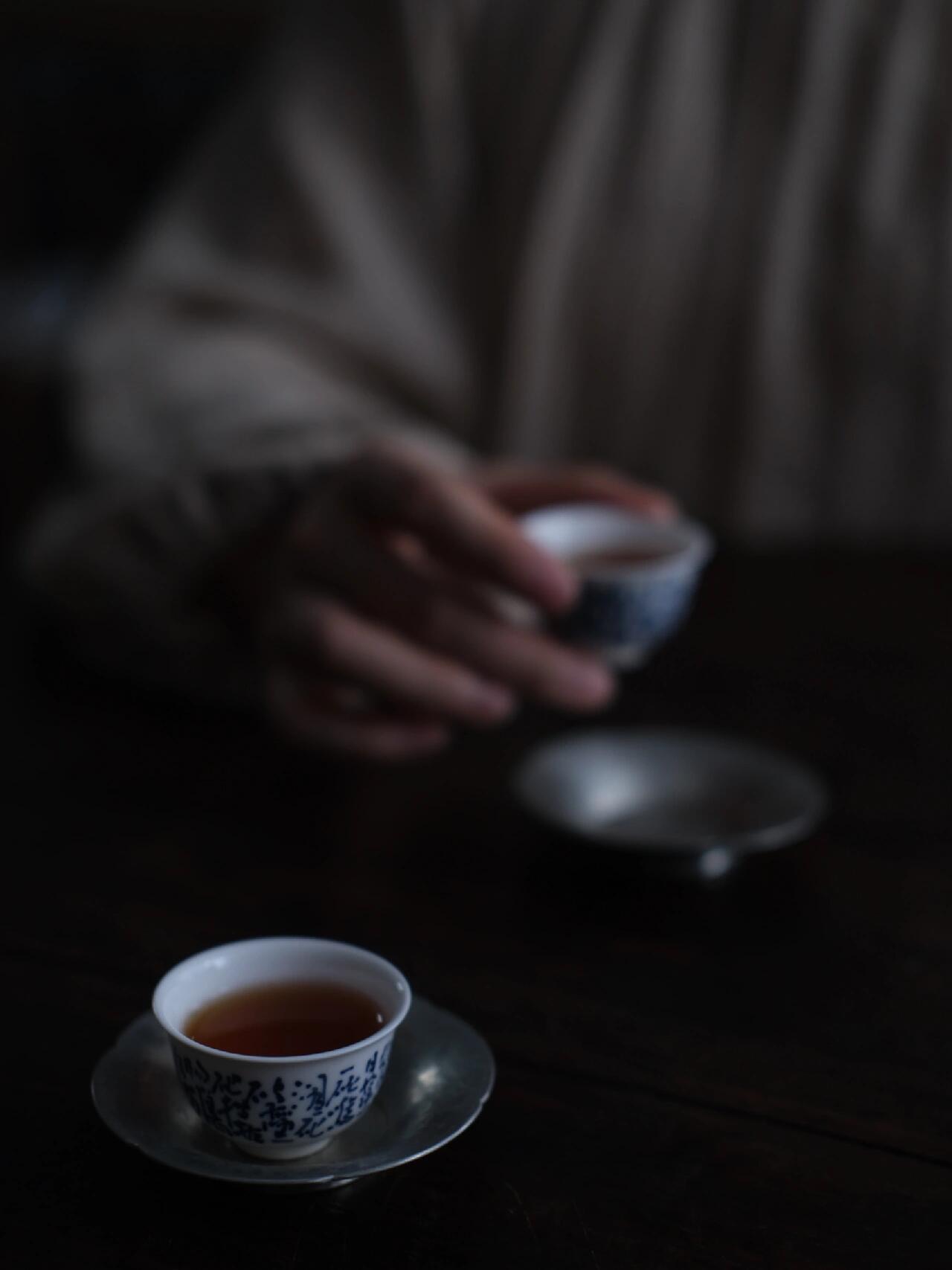 聪明人不跟任何人走得太近，因为他明白：近则不恭。——《胜者谋局》 