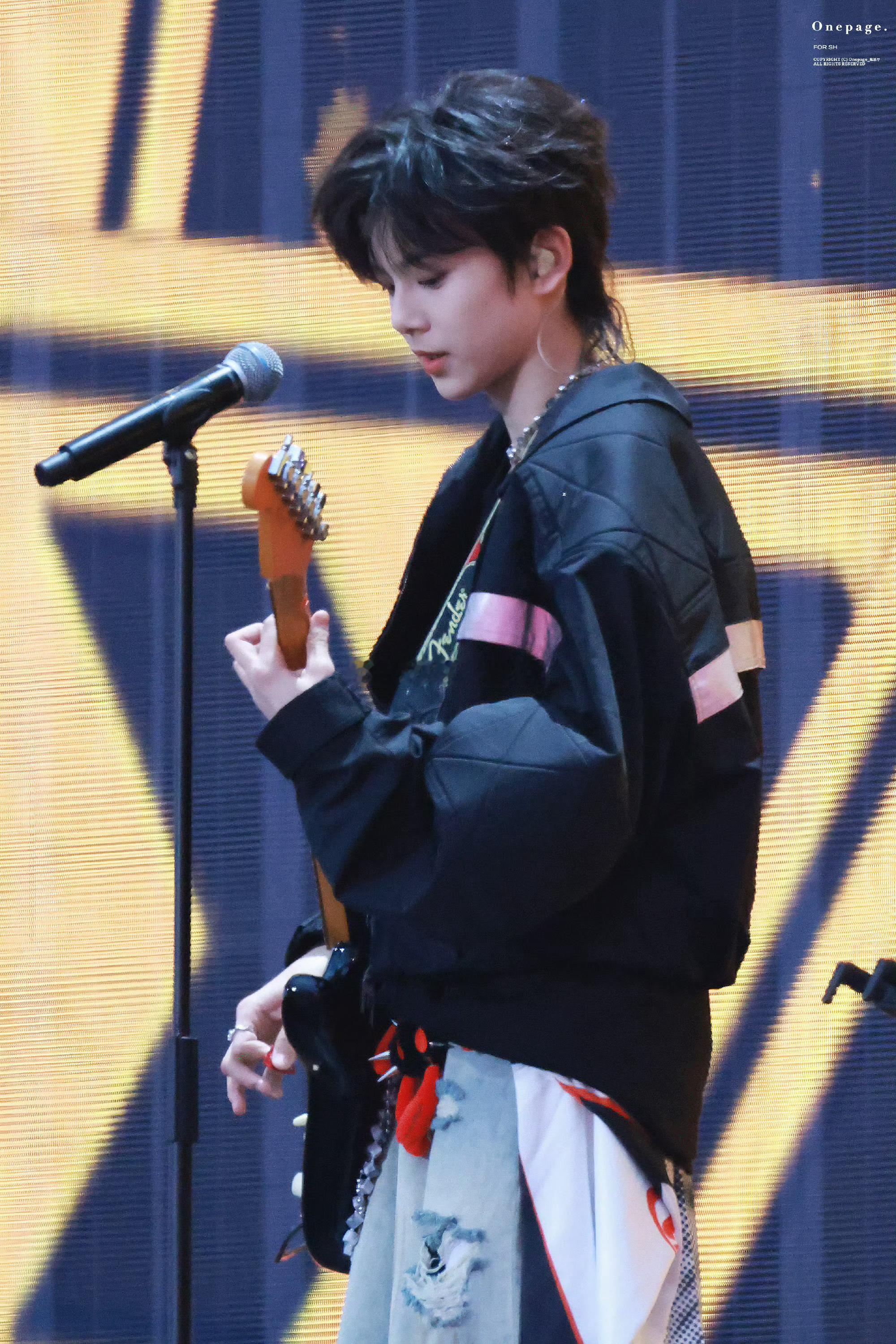 陈思罕狼尾妆造发丝带光，狼尾锋利，电吉他一弹，陈思罕就是舞台上最亮眼的猎手！ 