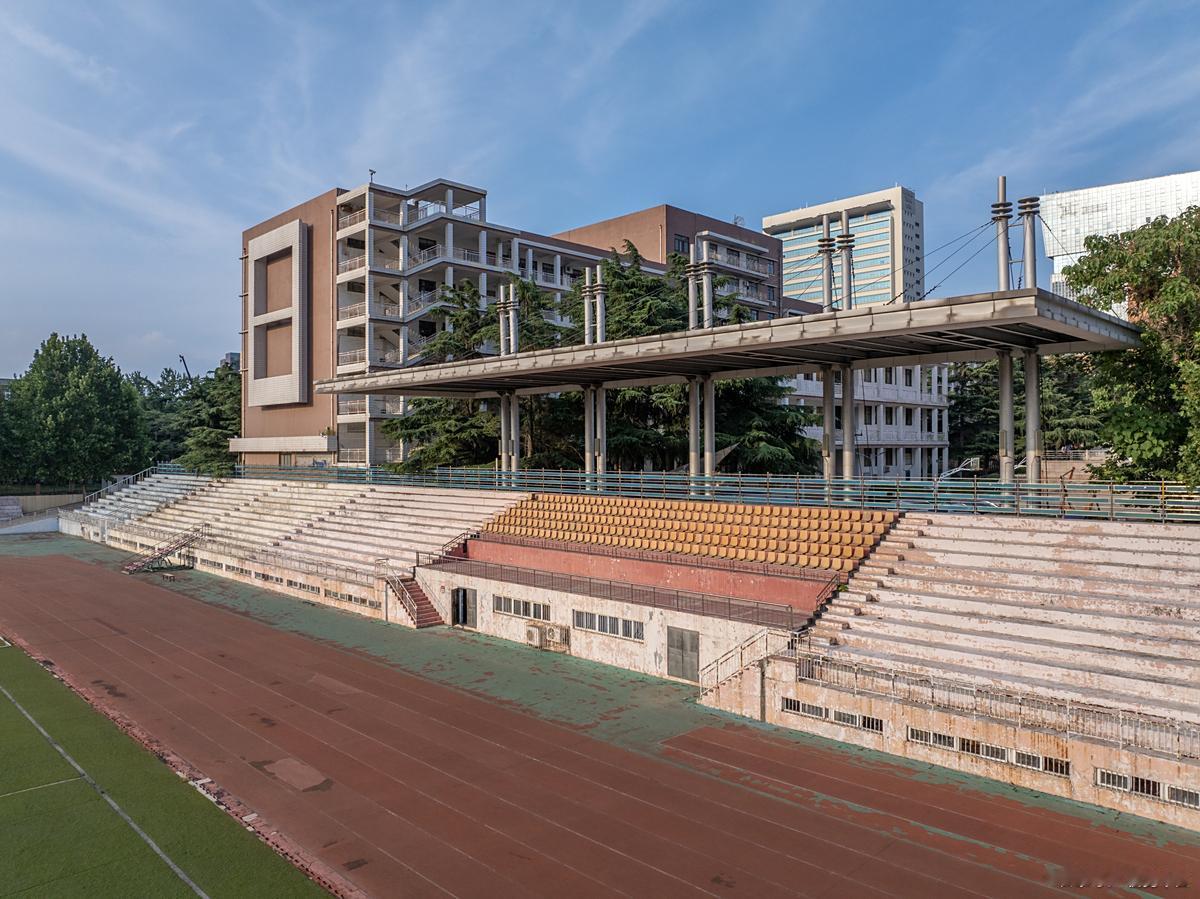 东北师大附中净月实验学校是位于长春市净月高新技术产业开发区的一所集幼儿园、小学、