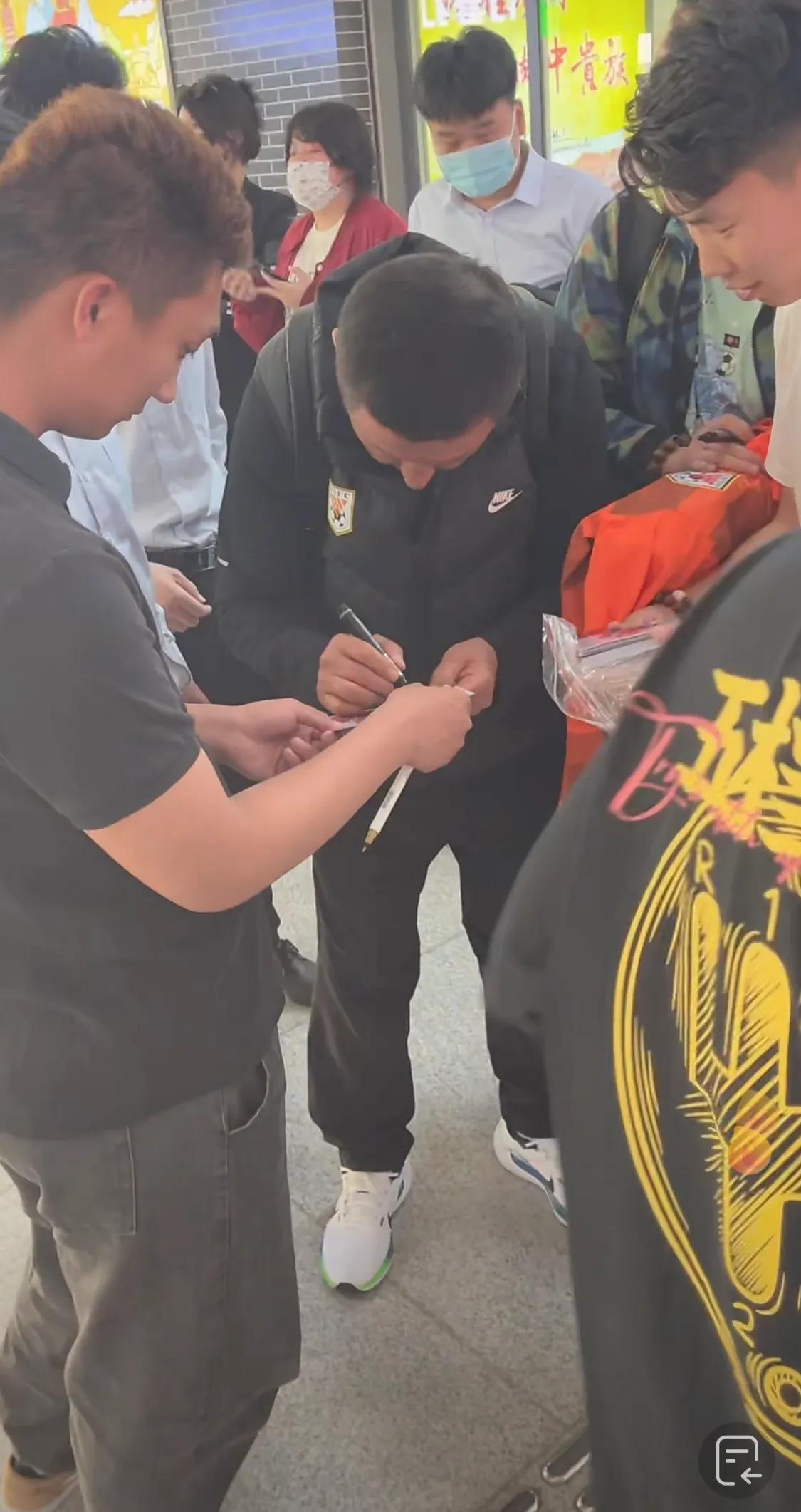 铁腰李源一火速恢复随队出征上海！
北京时间4月12日晚六点，济南遥墙国际机场，泰
