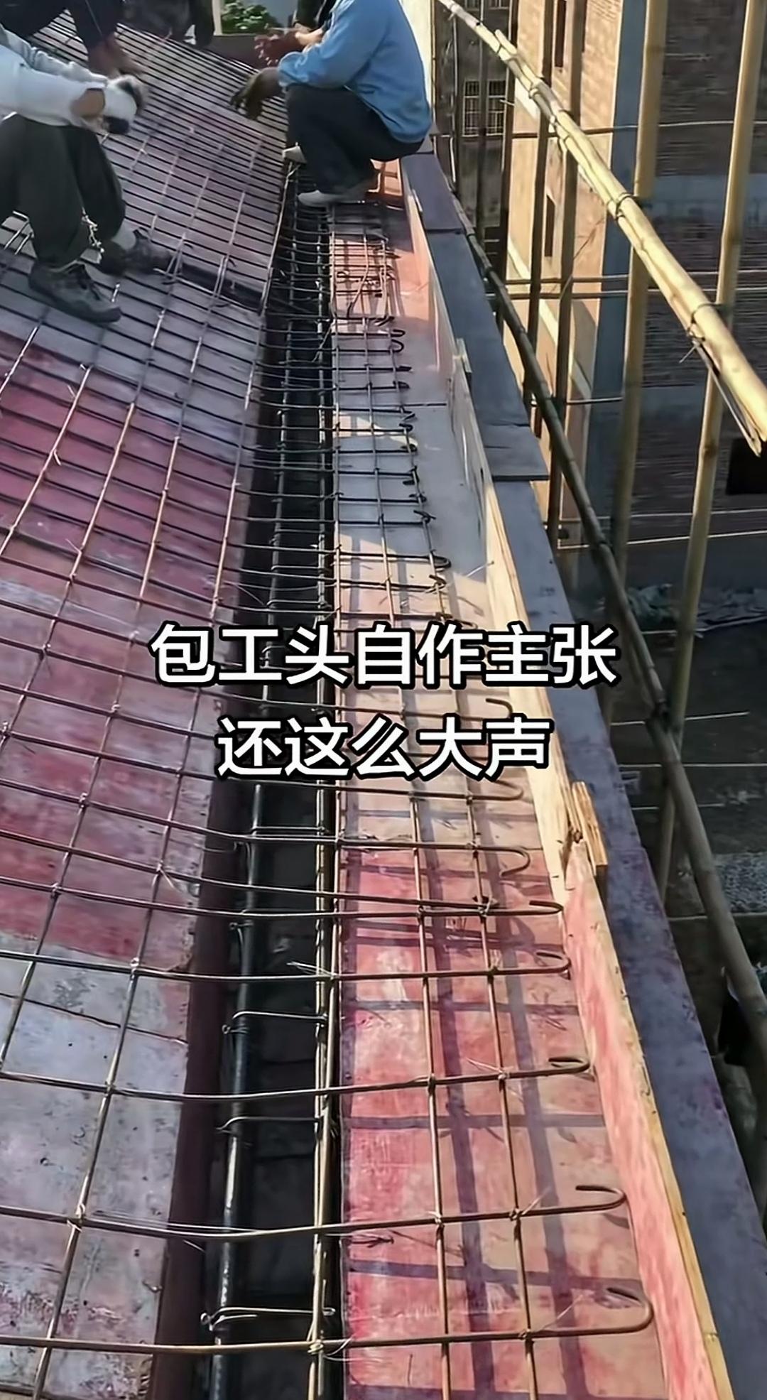 斜顶飘檐一体浇筑，板筋直接搁在梁上，这种做法合规吗？
原本打算把斜顶和飘檐一体浇