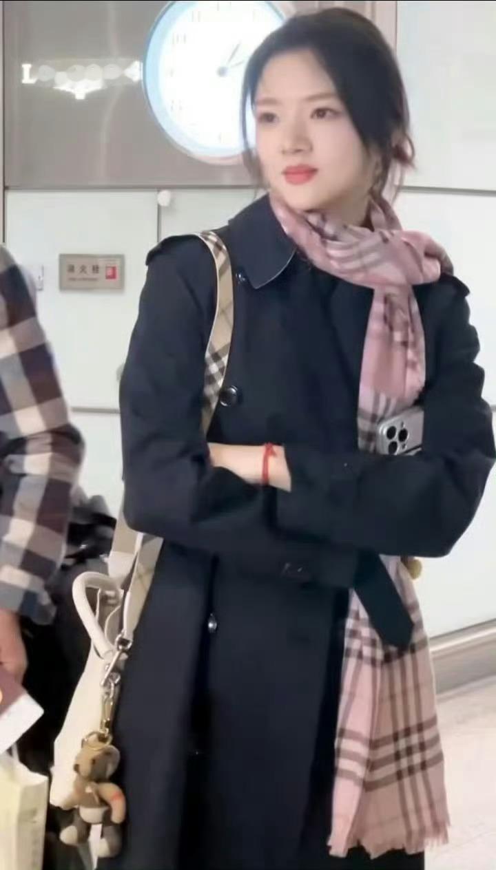 任敏时装周造型look，瘦了好多吧还是蛮萌的 