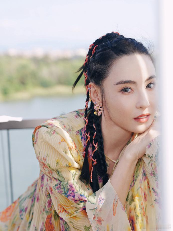 张柏芝笑容明媚 张柏芝一路繁花2花絮照，笑容明媚的姐姐~ 