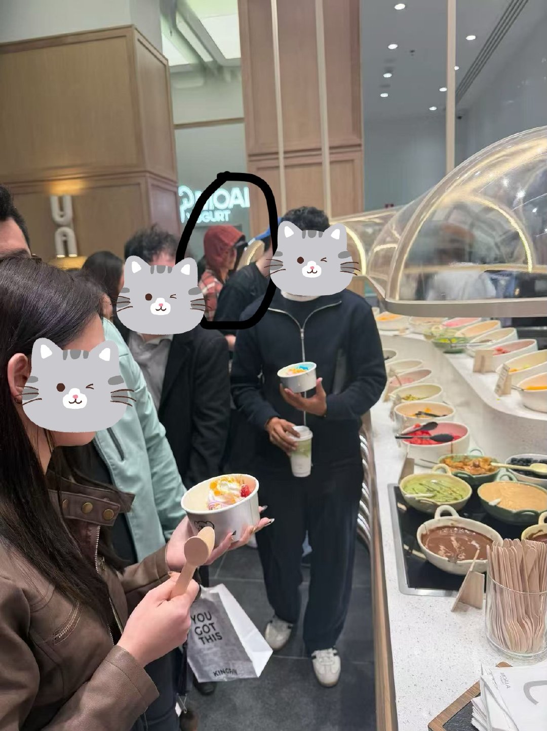 澳洲偶遇吴尊帮全场粉丝买单澳洲偶遇吴尊请全场人吃冰淇淋 网友澳大利亚偶遇吴尊在买