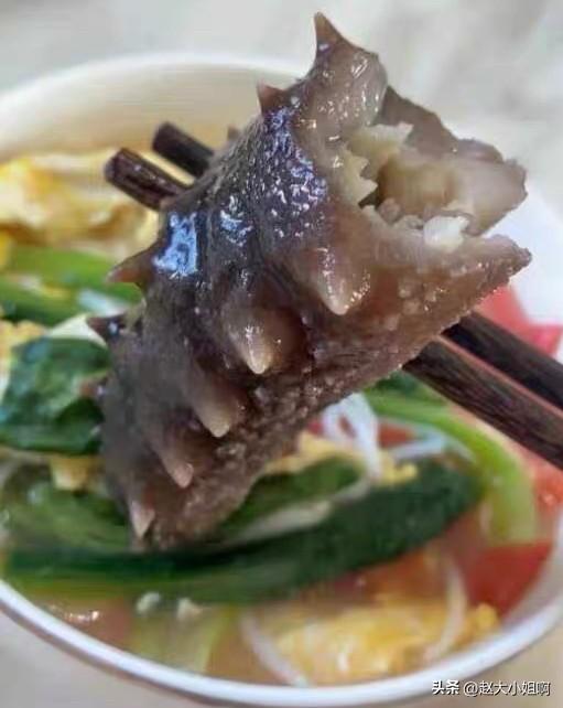 今天有位客户反馈说她的海参怎么咬不动，无论怎么煮就是咬不动。
开始用它煮的白菜，