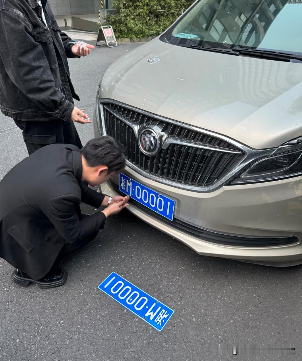 这辆车是上的公户吗？这么好的号牌，太厉害了，而且公户的号牌还可以过户