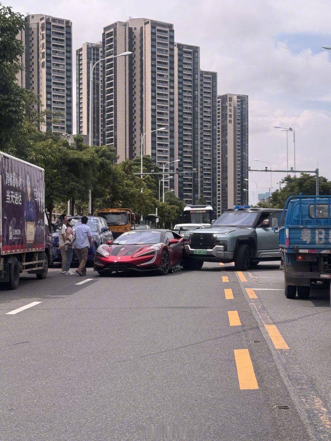 边个系大佬？[二哈][二哈]#仰望u8##仰望u9# ​​​