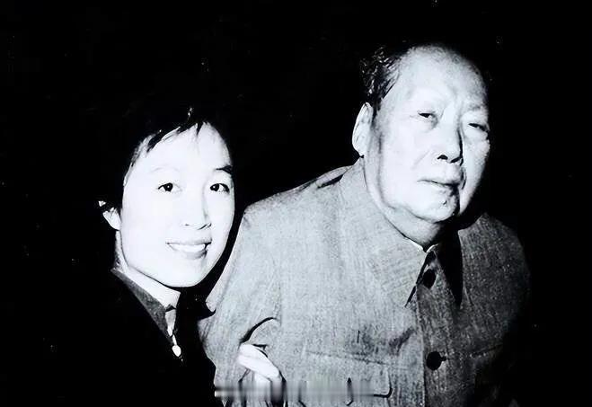 1976年9月8日，毛主席的生命之烛近乎燃尽。他挣扎着拿起一支笔，在纸上留下了三