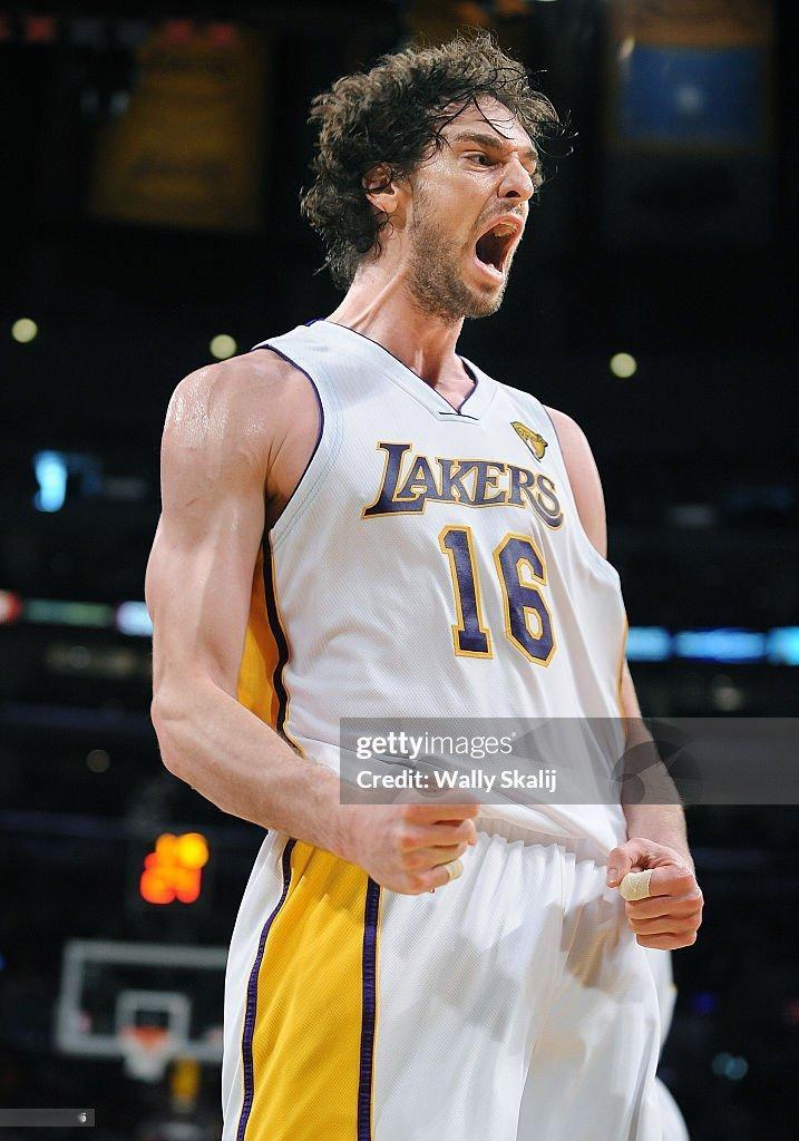 十八年前的今天，湖人送出夸梅-布朗、马克-加索尔签约权、边角料、两个首轮选秀权。