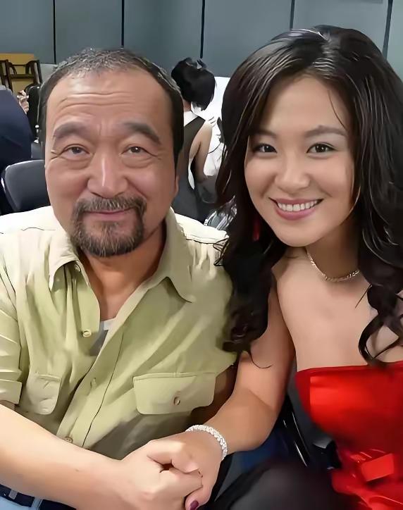 1999年，李保田儿子李彧被人忽悠签了300万的合同，对方说：“只要让你爹来客串