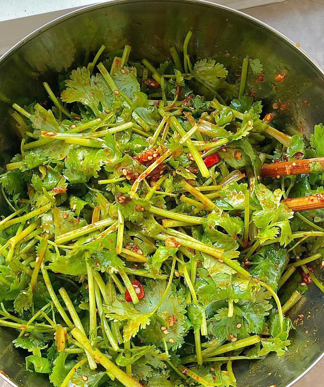 香菜除了汤里飘两根还能干什么!?
答案看👇👇👇
爱吃香菜的和不爱吃香菜的都
