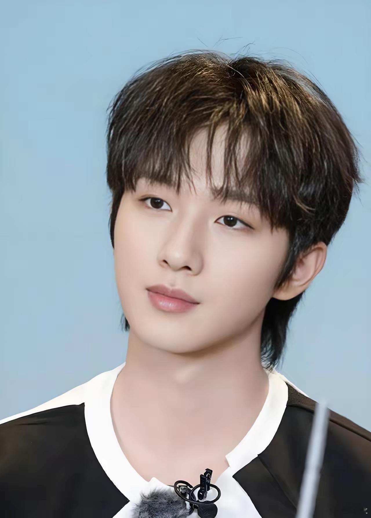 李宏毅和鞠婧祎同样是被合约keng了一个被索赔千万，一个被签20年合约，但好在大