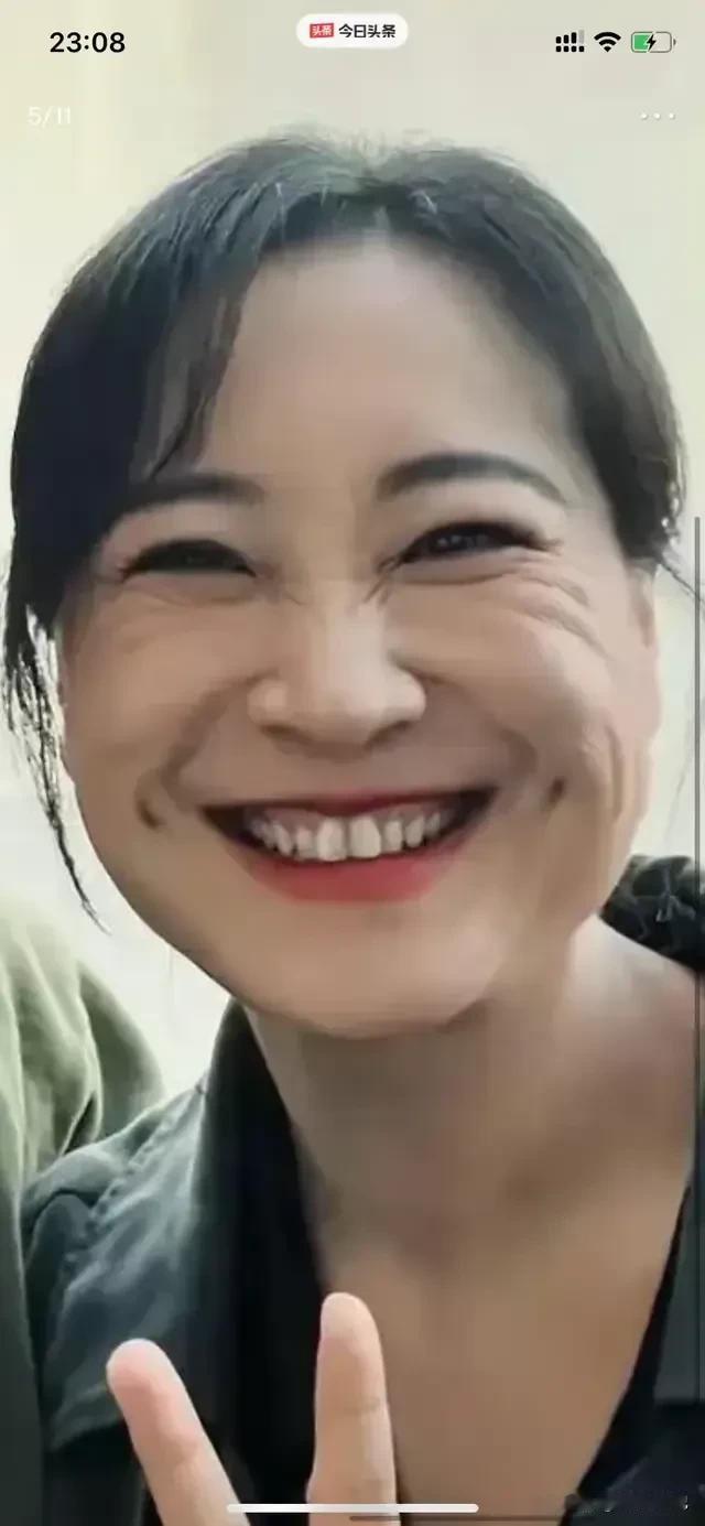 贾玲现身好莱坞，太美了！有网友说，减完肥后一点不美，满脸皱纹，没有以前美了。这些